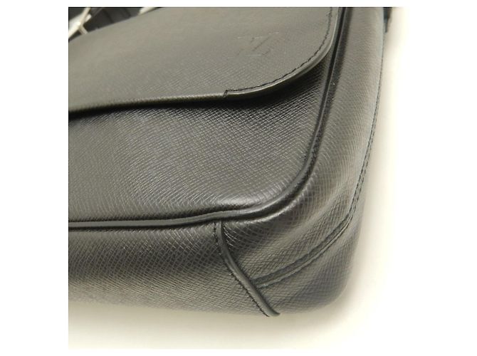 Borsa a Spalla Louis Vuitton Taiga Roman PM Nero - vista 14