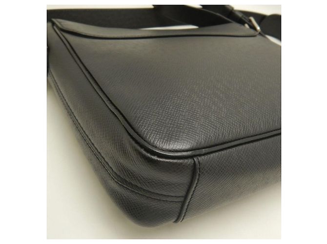 Borsa a Spalla Louis Vuitton Taiga Roman PM Nero - vista 15