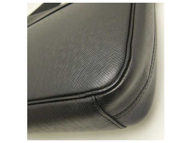 Borsa a Spalla Louis Vuitton Taiga Roman PM Nero - vista 16