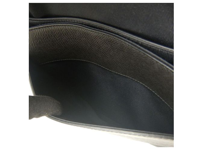 Borsa a Spalla Louis Vuitton Taiga Roman PM Nero - vista 18