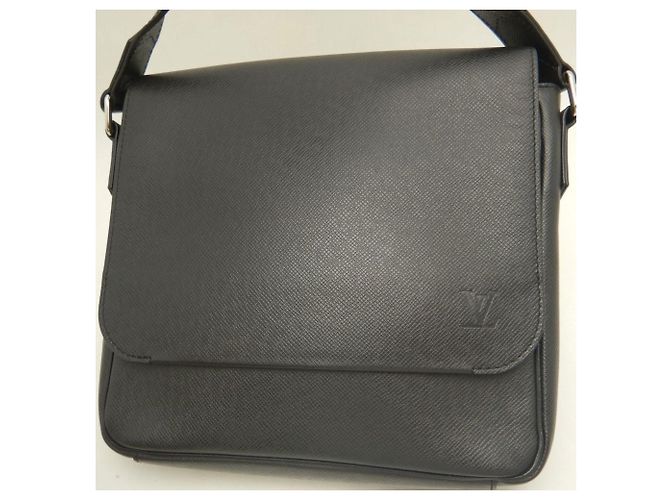 Borsa a Spalla Louis Vuitton Taiga Roman PM Nero - vista 2