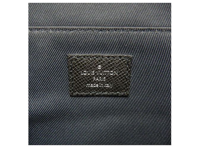Borsa a Spalla Louis Vuitton Taiga Roman PM Nero - vista 23
