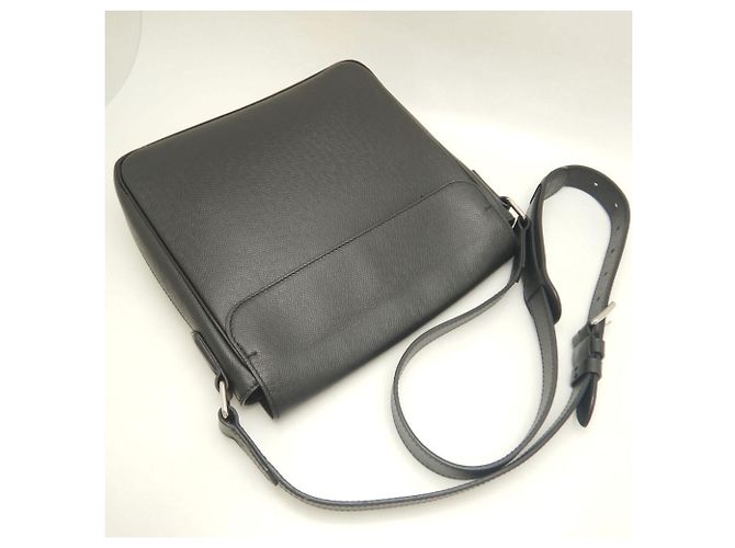 Borsa a Spalla Louis Vuitton Taiga Roman PM Nero - vista 3