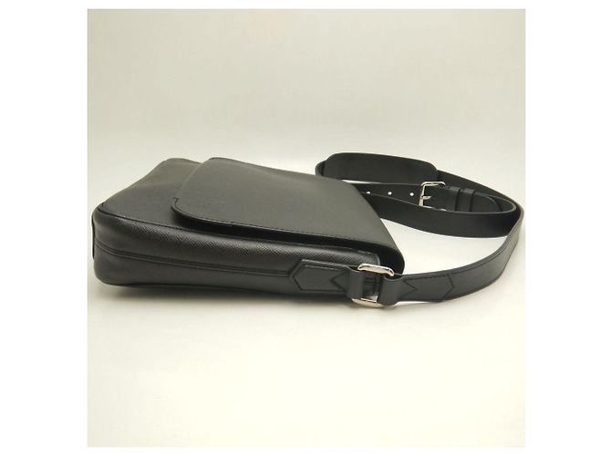 Borsa a Spalla Louis Vuitton Taiga Roman PM Nero - vista 6