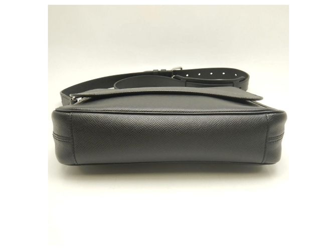 Borsa a Spalla Louis Vuitton Taiga Roman PM Nero - vista 7