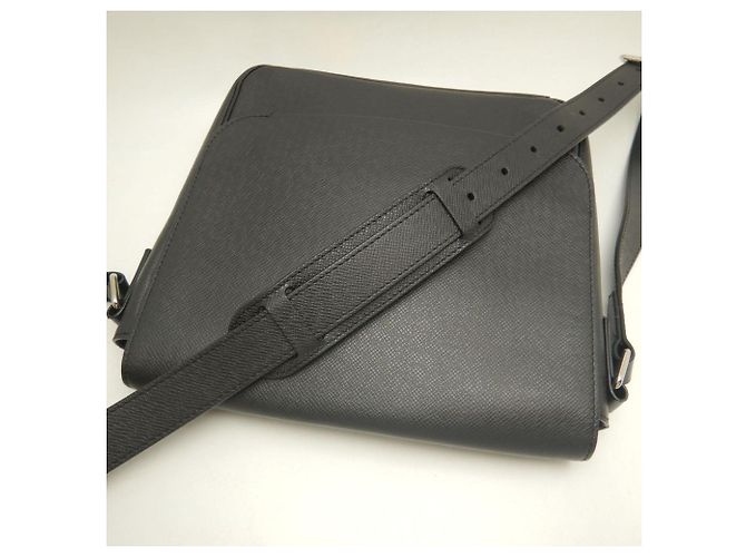 Borsa a Spalla Louis Vuitton Taiga Roman PM Nero - vista 8