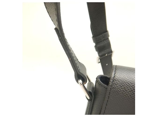 Borsa a Spalla Louis Vuitton Taiga Roman PM Nero - vista 9