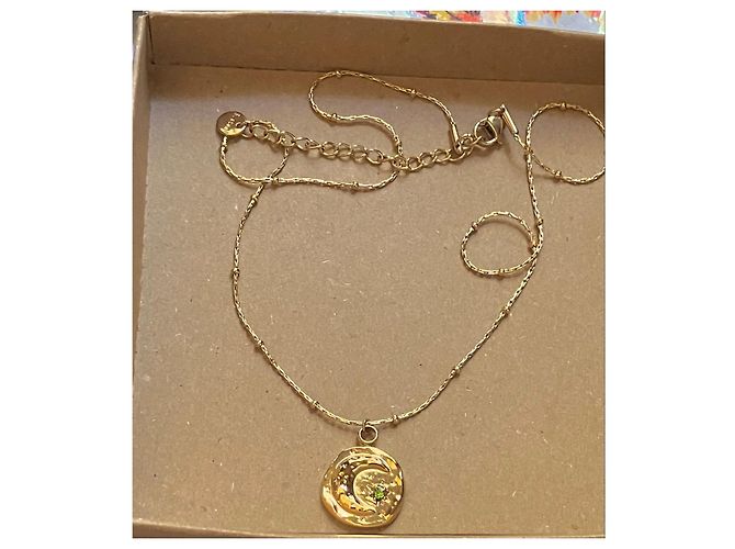 Autre Marque Collar con colgante de luna y estrella en tono dorado con piedra verde - vista 3