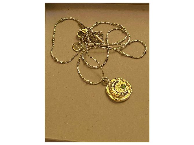 Autre Marque Collar con colgante de luna y estrella en tono dorado con piedra verde - vista 9