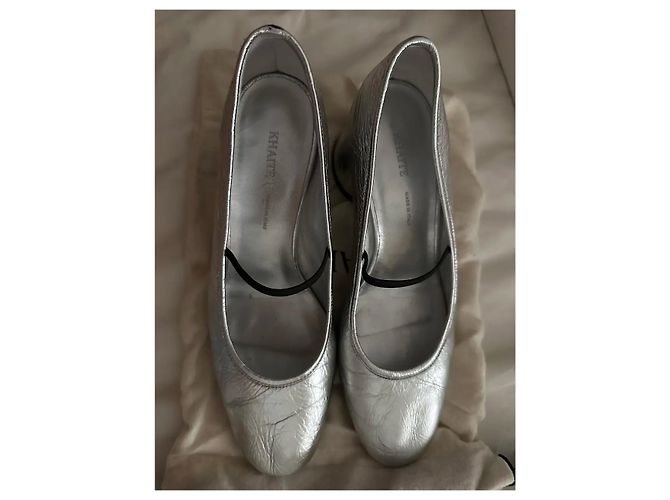 Khaite Mary Jane Pumps mit Blockabsatz aus silbernem Leder - Ansicht 2