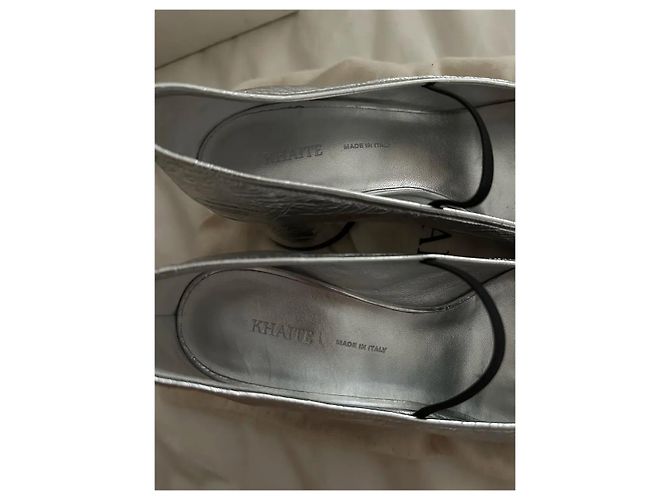 Khaite Mary Jane Pumps mit Blockabsatz aus silbernem Leder - Ansicht 3