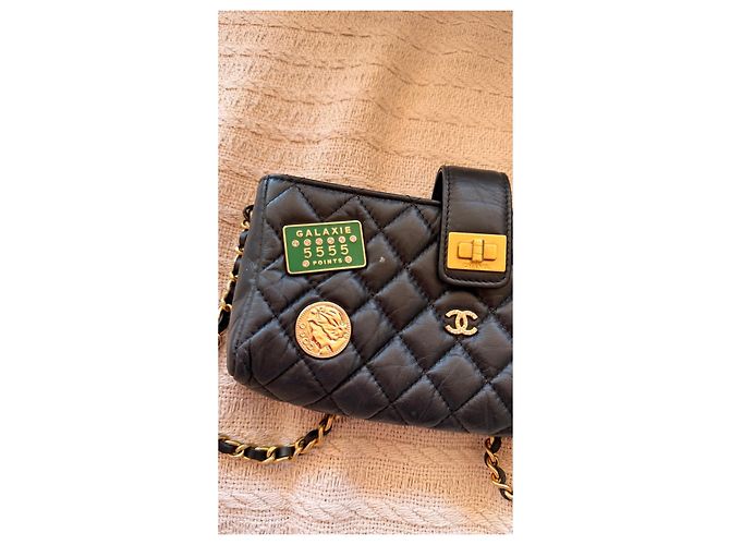 Chanel Borsa Flap in pelle trapuntata nera con charm Nero - vista 2