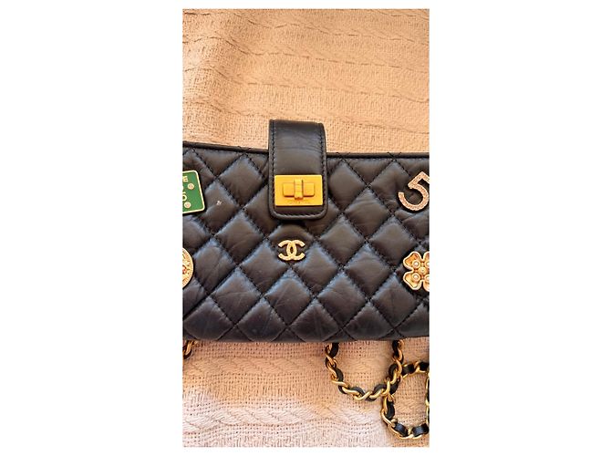 Chanel Borsa Flap in pelle trapuntata nera con charm Nero - vista 3