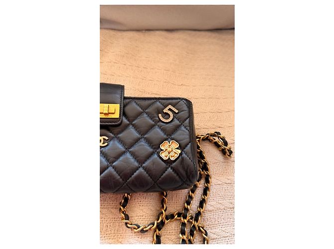Chanel Borsa Flap in pelle trapuntata nera con charm Nero - vista 4
