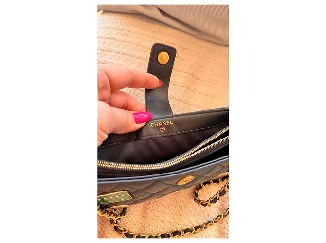 Chanel Borsa Flap in pelle trapuntata nera con charm Nero - vista 8