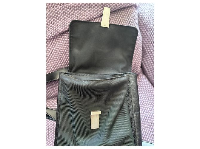 Borsa a tracolla Louis Vuitton Taiga in pelle Nero - vista 11
