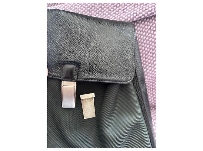 Borsa a tracolla Louis Vuitton Taiga in pelle Nero - vista 12