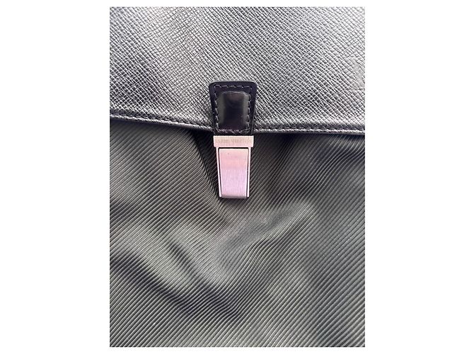 Borsa a tracolla Louis Vuitton Taiga in pelle Nero - vista 2