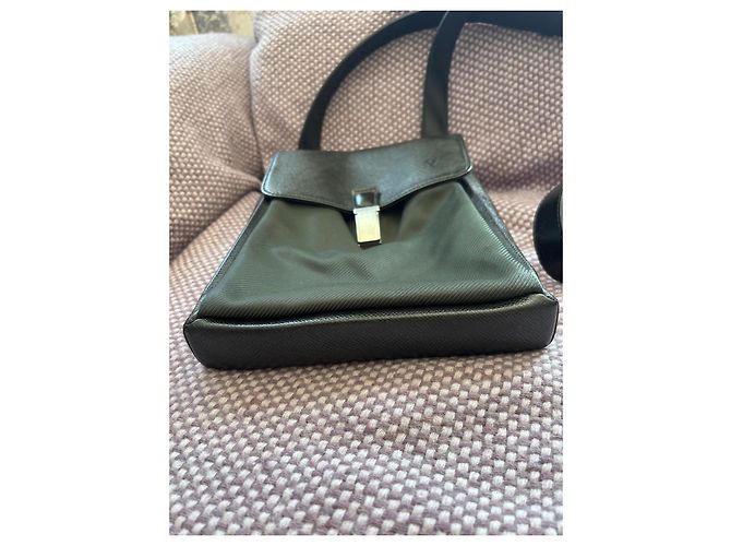 Borsa a tracolla Louis Vuitton Taiga in pelle Nero - vista 3