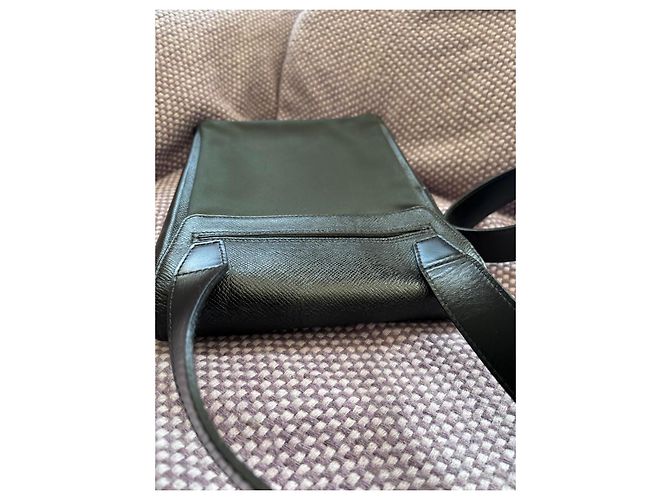 Borsa a tracolla Louis Vuitton Taiga in pelle Nero - vista 4