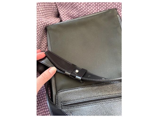 Borsa a tracolla Louis Vuitton Taiga in pelle Nero - vista 5