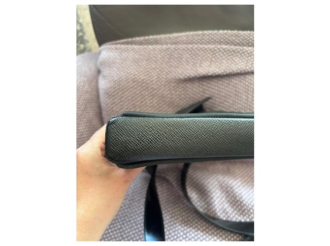 Borsa a tracolla Louis Vuitton Taiga in pelle Nero - vista 6