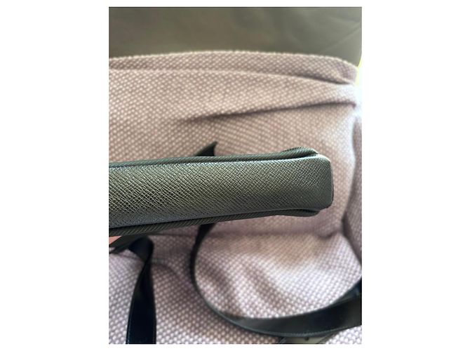 Borsa a tracolla Louis Vuitton Taiga in pelle Nero - vista 7