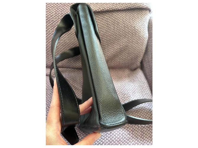 Borsa a tracolla Louis Vuitton Taiga in pelle Nero - vista 8