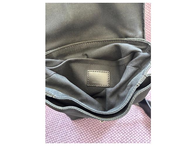 Borsa a tracolla Louis Vuitton Taiga in pelle Nero - vista 9