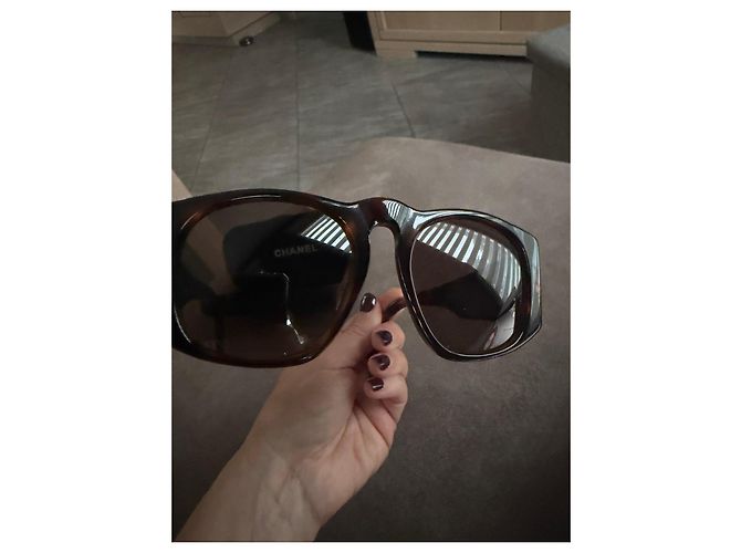 Gafas de sol Chanel carey con logo CC Castaño - vista 2