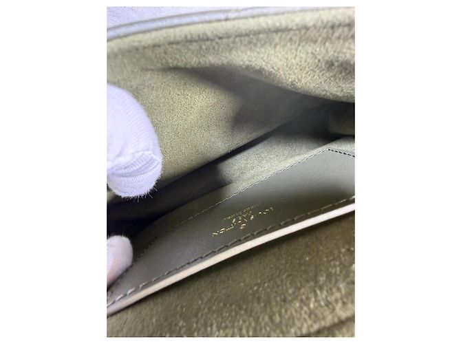 Louis Vuitton New Wave Multi-Pochette pelle kaki M56461 Verde Cachi - vista 10