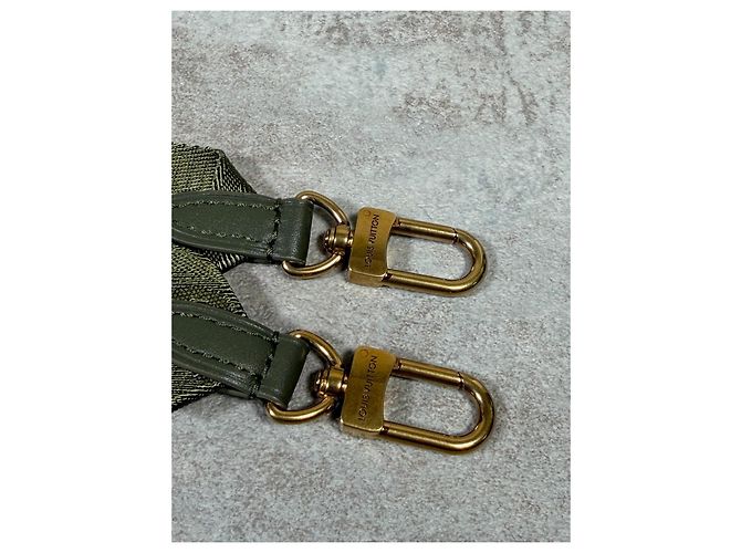 Louis Vuitton New Wave Multi-Pochette pelle kaki M56461 Verde Cachi - vista 13