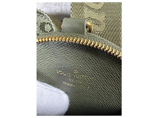 Louis Vuitton New Wave Multi-Pochette pelle kaki M56461 Verde Cachi - vista 16