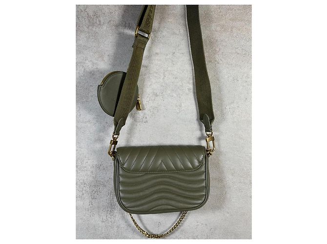 Louis Vuitton New Wave Multi-Pochette pelle kaki M56461 Verde Cachi - vista 2