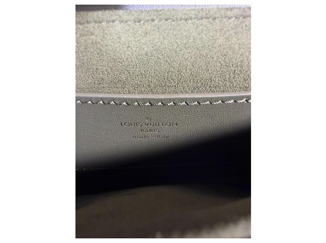 Louis Vuitton New Wave Multi-Pochette pelle kaki M56461 Verde Cachi - vista 9