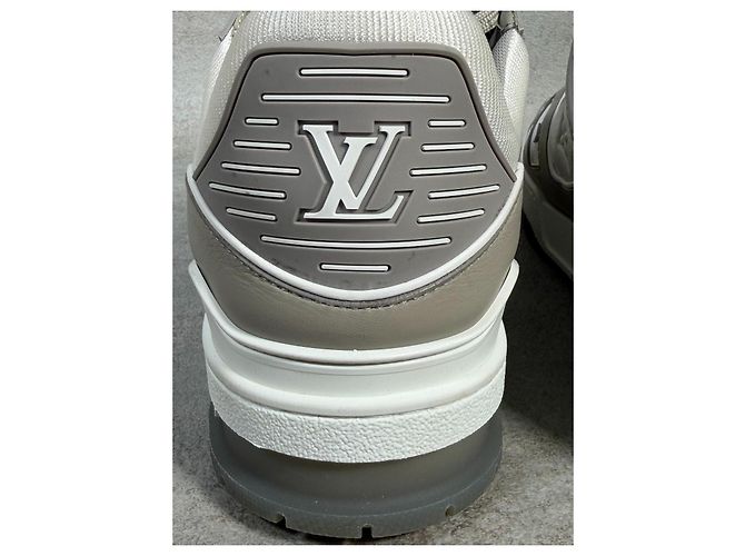 Louis Vuitton LV Trainer Monogram in Rilievo - Grigio/Bianco - vista 10