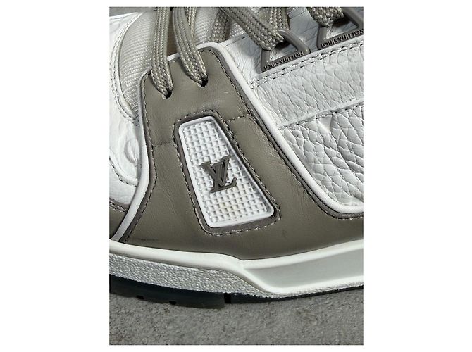 Louis Vuitton LV Trainer Monogram in Rilievo - Grigio/Bianco - vista 11