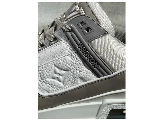 Louis Vuitton LV Trainer Monogram in Rilievo - Grigio/Bianco - vista 12