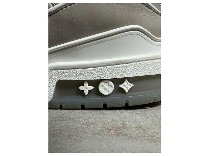 Louis Vuitton LV Trainer Monogram in Rilievo - Grigio/Bianco - vista 13