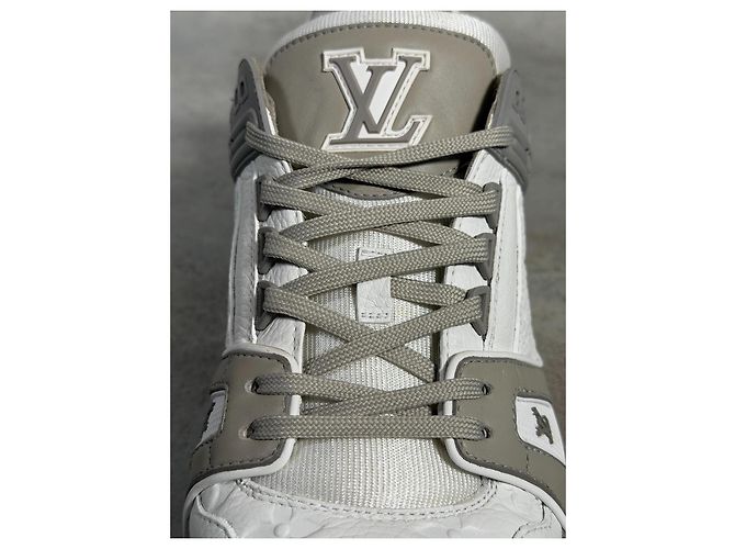 Louis Vuitton LV Trainer Monogram in Rilievo - Grigio/Bianco - vista 14