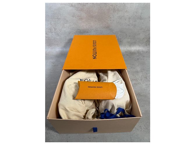 Louis Vuitton LV Trainer Monogram in Rilievo - Grigio/Bianco - vista 19