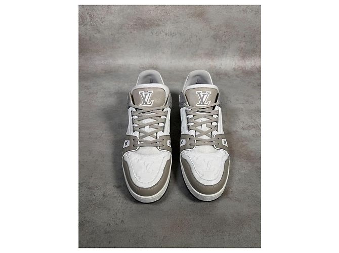 Louis Vuitton LV Trainer Monogram in Rilievo - Grigio/Bianco - vista 2
