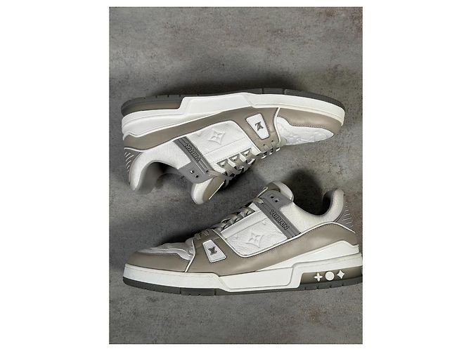 Louis Vuitton LV Trainer Monogram in Rilievo - Grigio/Bianco - vista 3