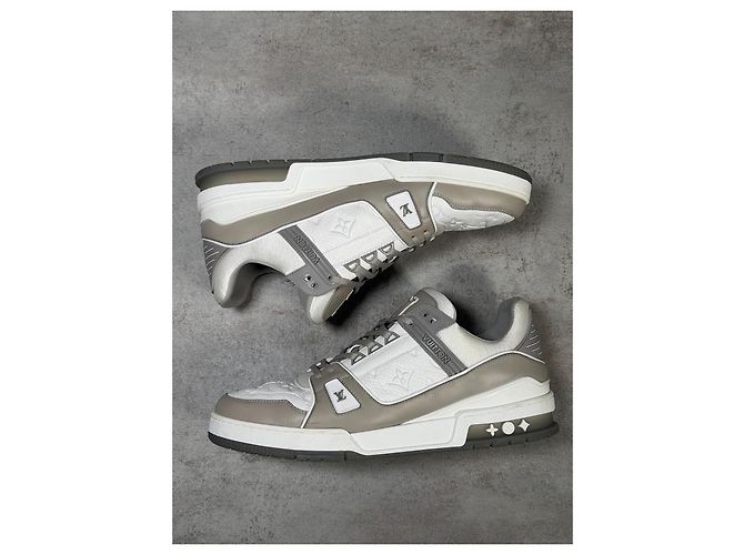 Louis Vuitton LV Trainer Monogram in Rilievo - Grigio/Bianco - vista 4