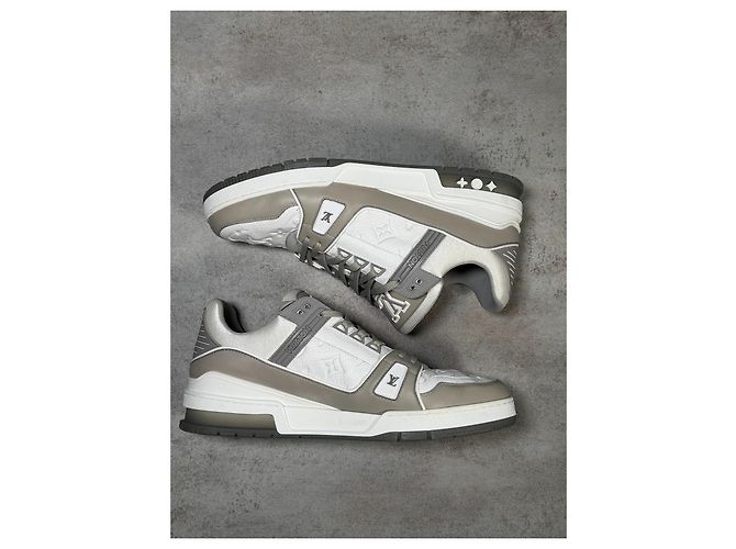 Louis Vuitton LV Trainer Monogram in Rilievo - Grigio/Bianco - vista 5