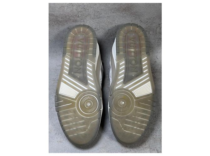 Louis Vuitton LV Trainer Monogram in Rilievo - Grigio/Bianco - vista 6