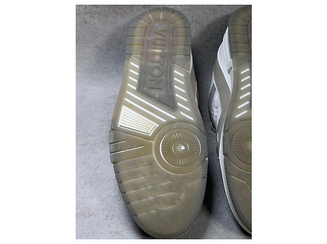 Louis Vuitton LV Trainer Monogram in Rilievo - Grigio/Bianco - vista 7