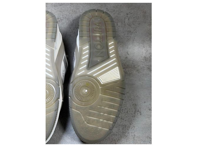 Louis Vuitton LV Trainer Monogram in Rilievo - Grigio/Bianco - vista 8