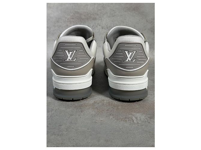 Louis Vuitton LV Trainer Monogram in Rilievo - Grigio/Bianco - vista 9