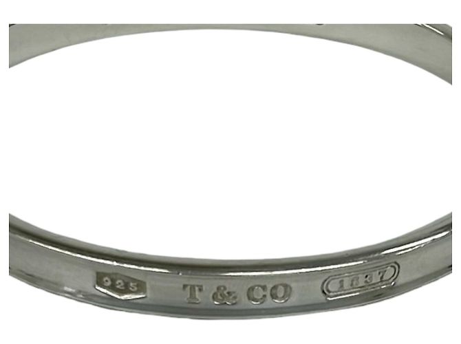 Bracciale rigido stretto in argento con incisione del logo Tiffany & Co. - vista 2